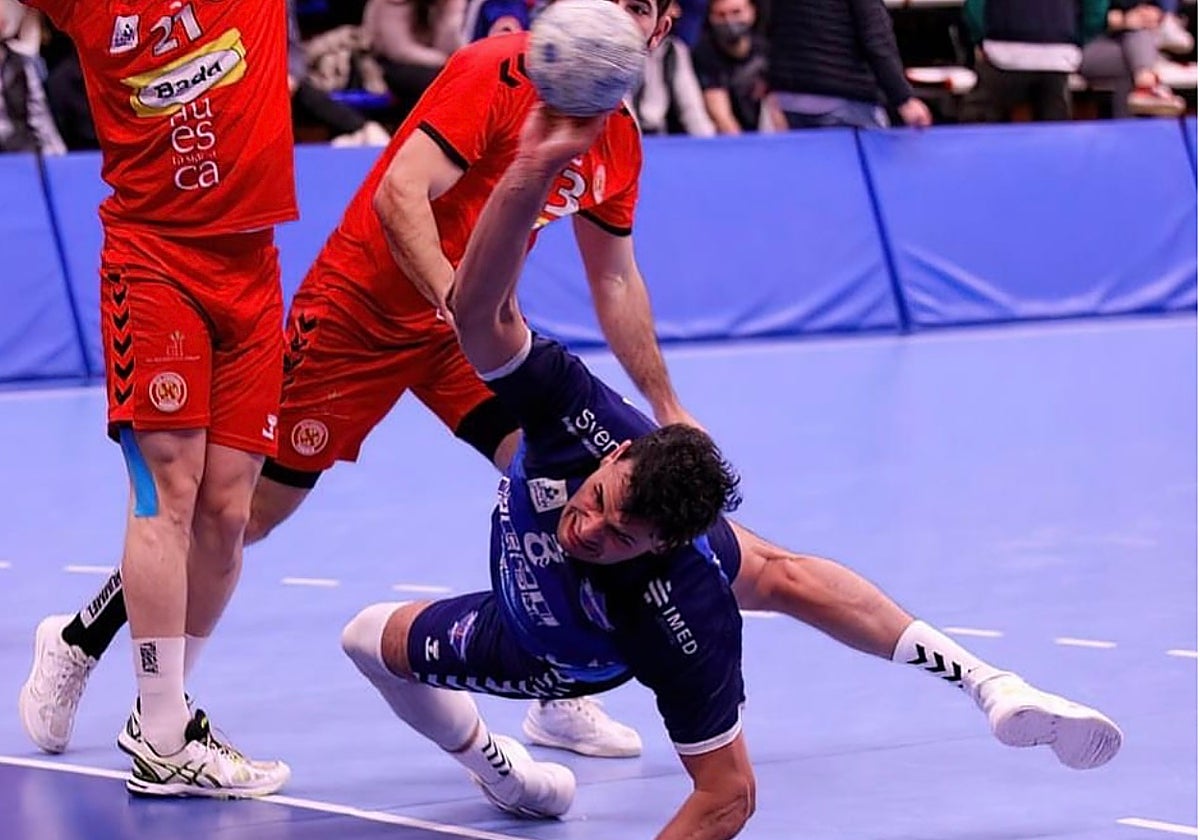 El pivote ilicitano José Oliver, durante un partido del TM Benidorm