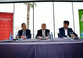 De izquierda a derecha, el presidente de la Cámara, Carlos Baño, el catedrático de Geografía de la UA, Antonio Gil, y el presidente de Asaja, José Vicente Andreu