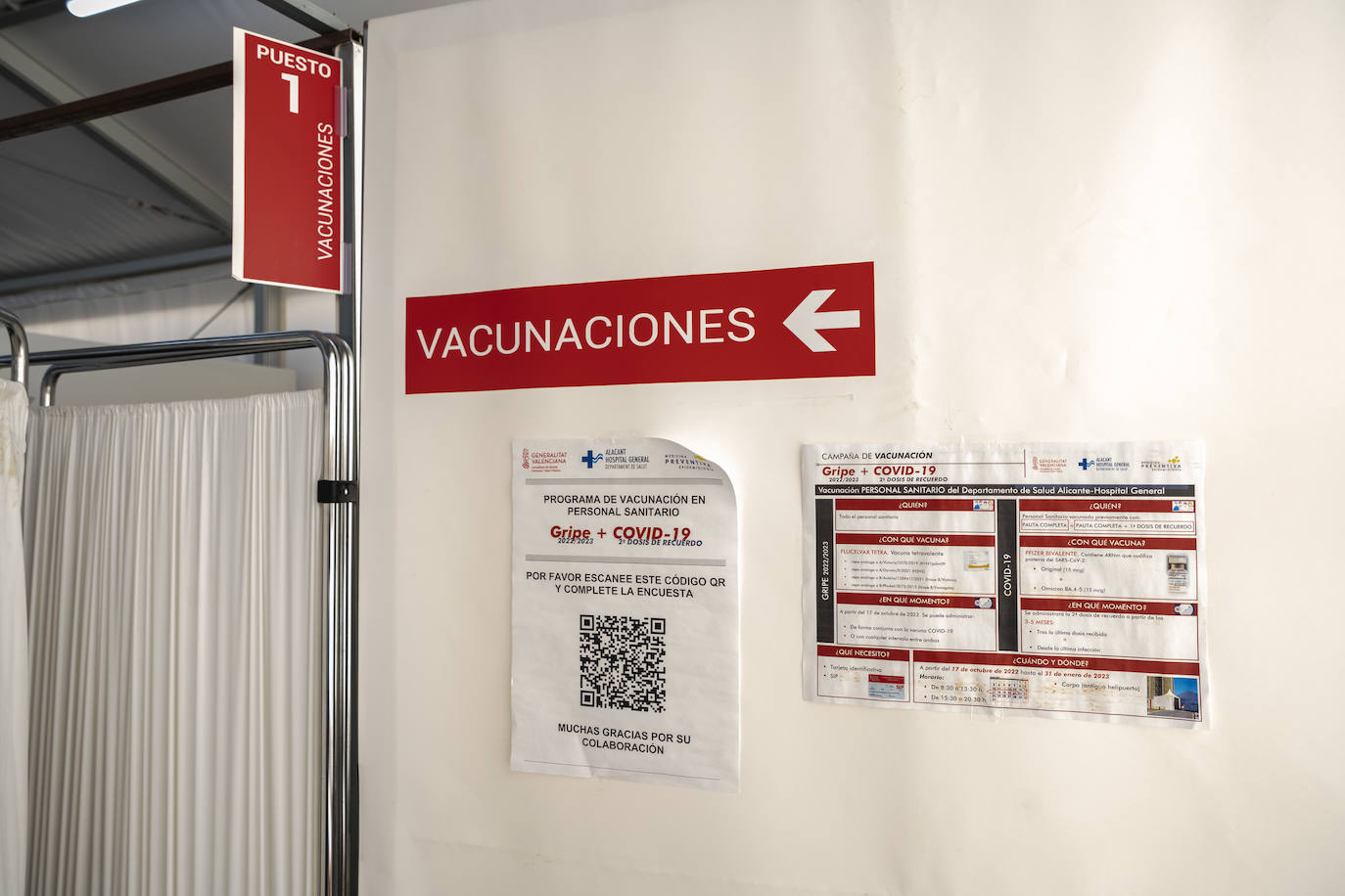 Carpa de vacunación en el Hospital General Dr. Balmis de Alicante.