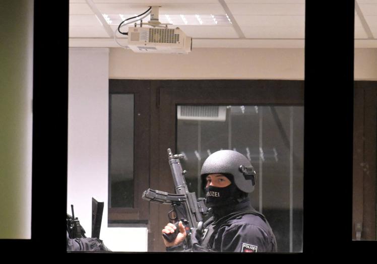 Policía alemana dentro del edificio del tiroteo