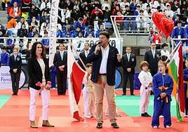 El alcalde, Luis Barcala, y la exjudoca Isabel Fernández en el acto inaugural.