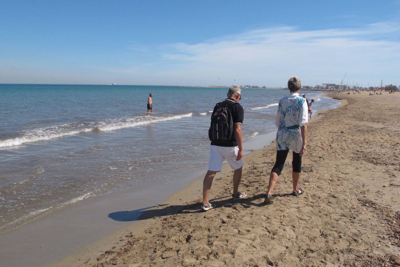 Las playas de Dénia se llenan en una jornada veraniega