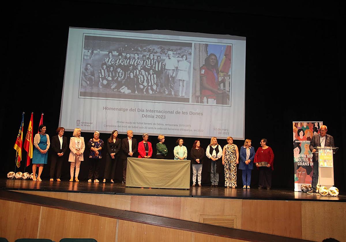 Homenaje a las futbolistas del primer equipo femenino de Dénia