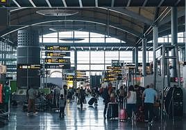 Pasajeros en el aeropuerto de Alicante-Elche