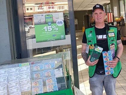 Un vendedor de la ONCE con los cupones