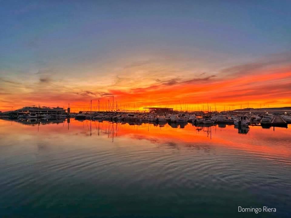 Amanecer en Dénia, la costa norte de la provincia de Alicante.