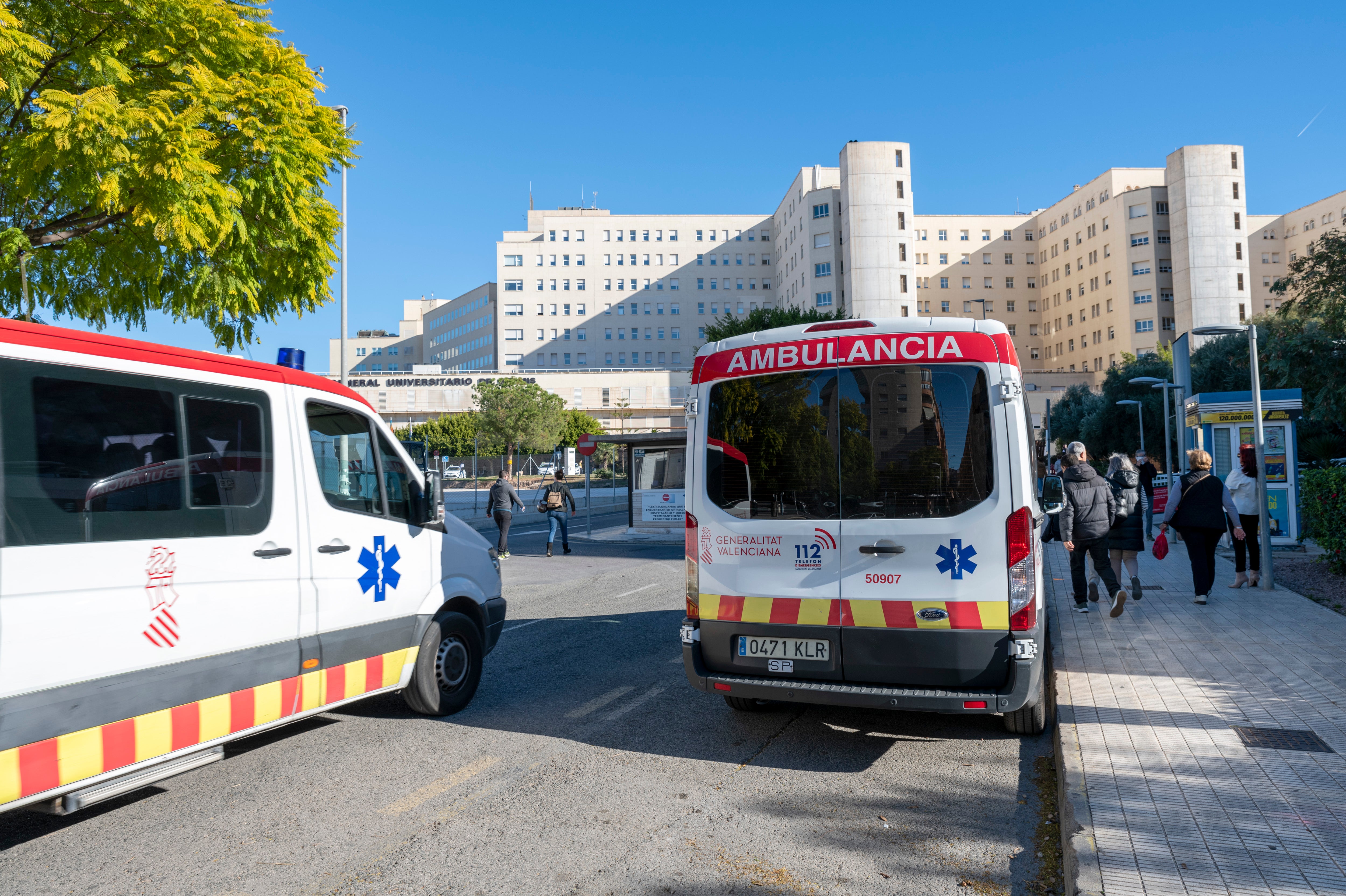 Ambulancias en el hospital de Alicante.