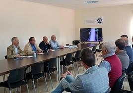 Los responsables autonómicos, reunidos con los regantes.