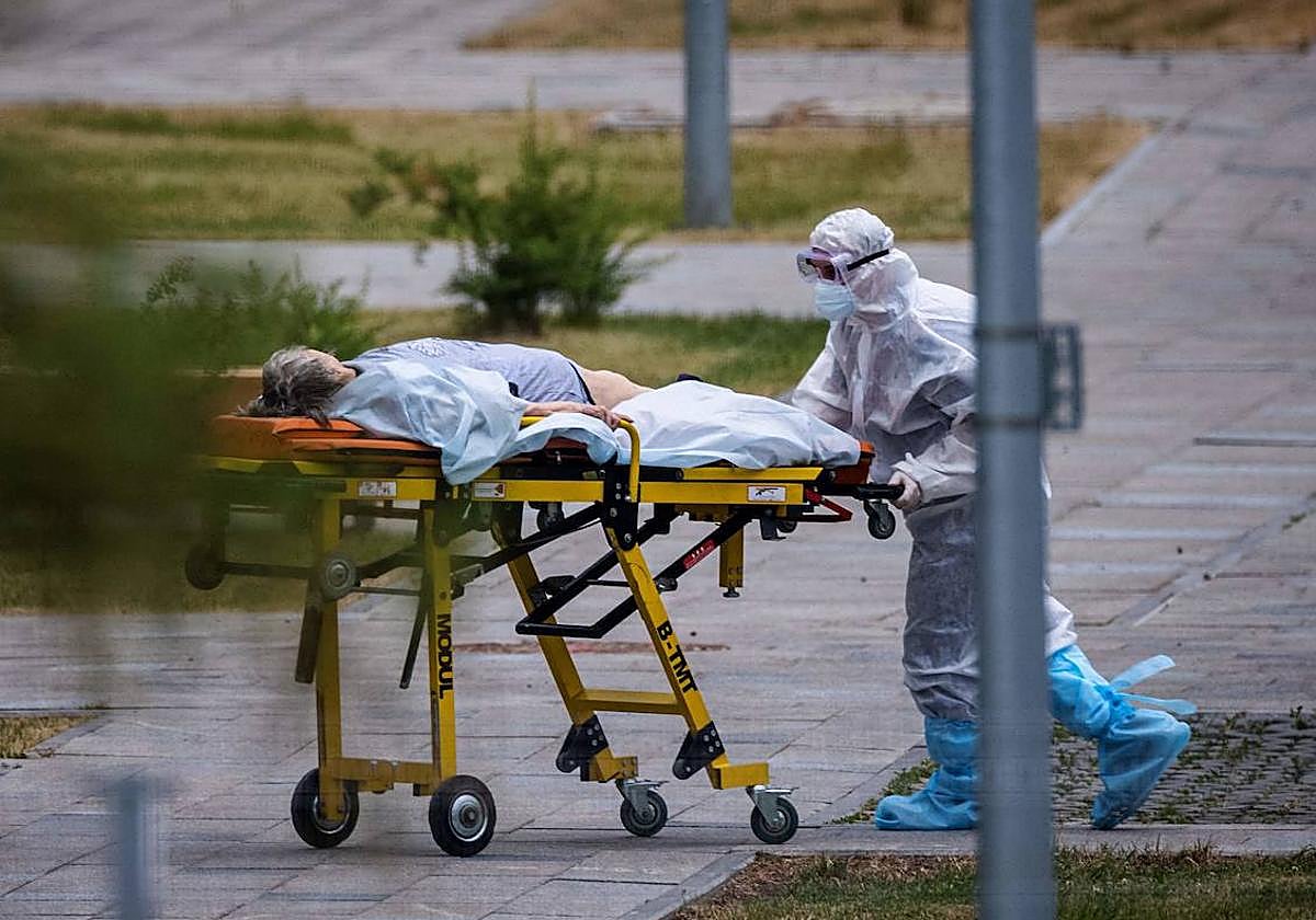 Sanitario con un EPI durante uno de los momentos más crudos de la pandemia.