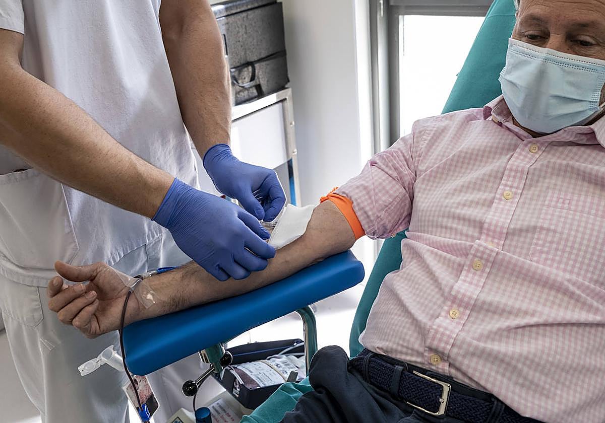 Una persona acude a donar sangre al Centro de Transfusión de Alicante.