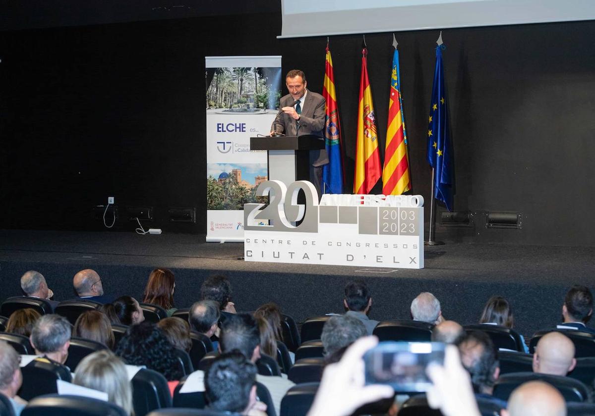 El alcalde de Elche, Carlos González, durante el evento para conmemorar el vigésimo aniversario de las instalaciones de Porta de la Morera