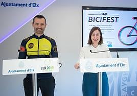 La concejala de Movilidad, Esther Díez, junto a un Policía Local en la presentación del evento