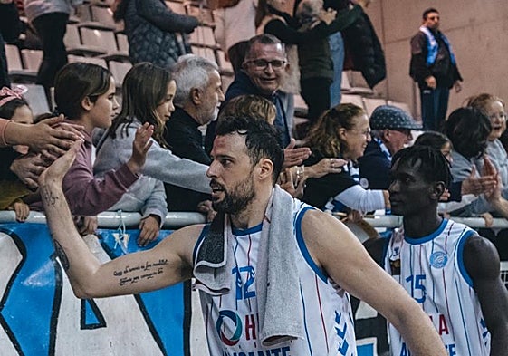 Edu Gatell saluda a los aficionados del HLA Alicante en el Pedro Ferrándiz