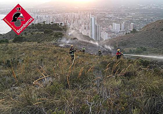Los bomberos durante la extinción del incendio el pasado verano