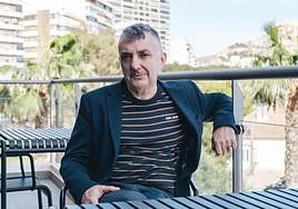 El escritor Manuel Vilas durante su visita a la redacción de TodoAlicante.