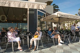 Terraza en un establecimiento a pie de playa en la ciudad de Alicante.