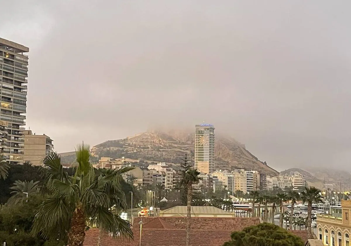 La niebla cubre el castillo de Santa Bárbara en el monte Benacantil.