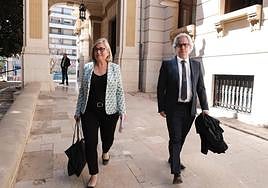 La presidenta de Cs en la Comunitat, Mamen Peris, y el secretario de Organización, Carlos Pérez-Nievas, tras la reunión con Julia Parra.