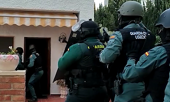 Entrada de los efectivos de la Guardia Civil a una de las viviendas donde se cultivaba la droga.