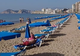 Las playas de Benidorm se preparan ya para la llegada masiva de turistas en Semana Santa