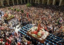 Encuentro entre el Cristo Resucitado y la Virgen de la Alegría.