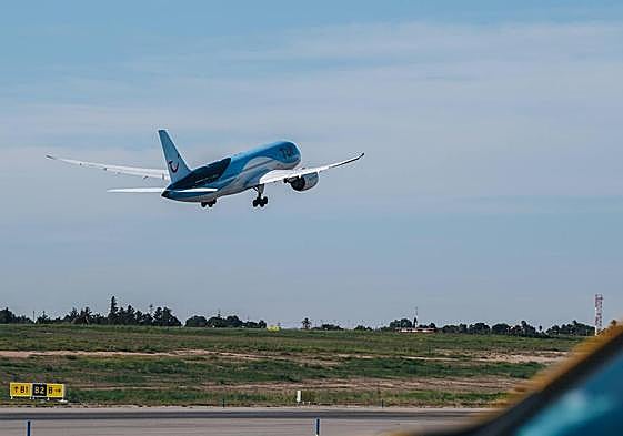 Avión despegando del aeropuerto Alicante-Elche