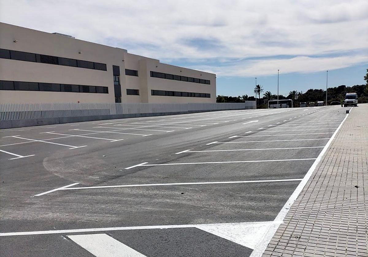 Nuevas plazas de estacionamiento junto al IES Vicente Verdú de Elche.