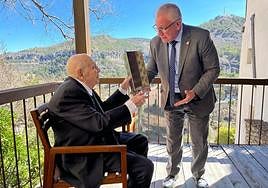 El artista Gustavo Torner recibe el primer Premio Eusebio Sempere de manos del edil Antonio Manresa en Cuenca.