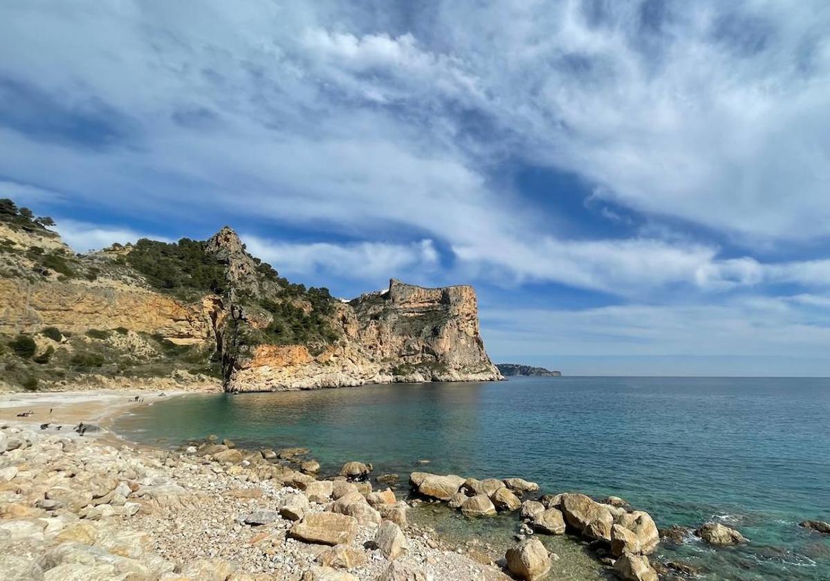 Nubes sobre los acantilados de la cala del Moraig en Benitatxell en el mes de marzo.