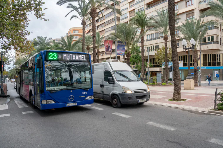 Un autobús interurbano por el centro de Alicante.