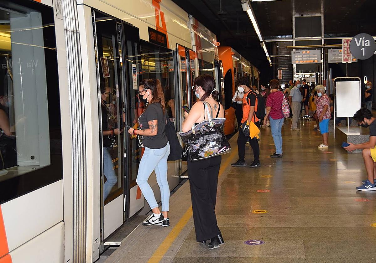 Viajeros entrando en el Tranvía en la parada del Marq.