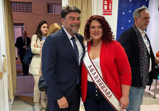 El alcalde de Alicante saluda a la Abanderada de los Moros y Cristianos de Villafranqueza.