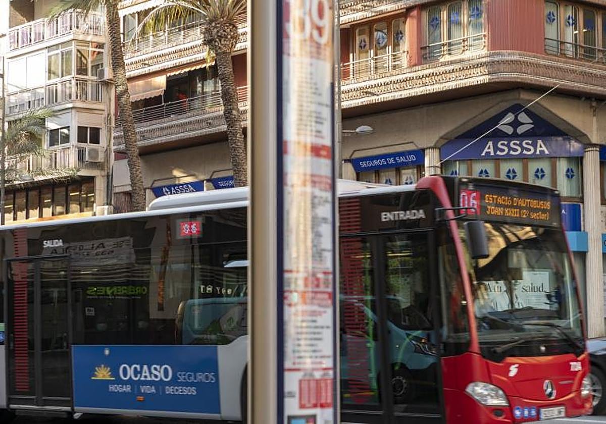 Autobús urbano de Alicante a su paso por Alfonso el Sabio.