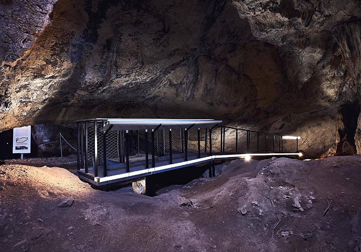 Interior de la Cova de l'Or en Beniarrés.