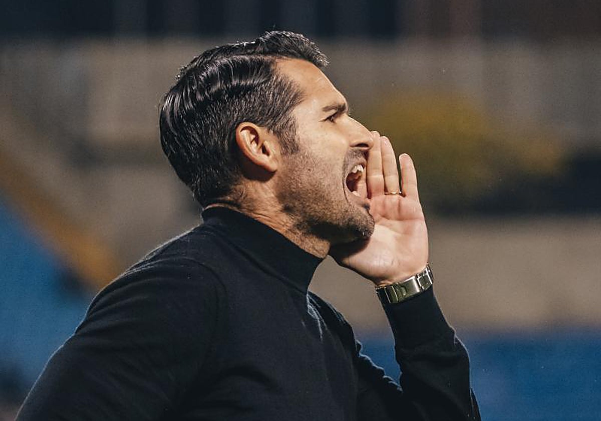 Lolo Pla, técnico del Hércules, da instrucciones en el Rico Pérez