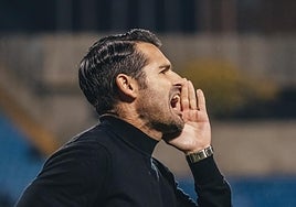 Lolo Pla, técnico del Hércules, da instrucciones en el Rico Pérez