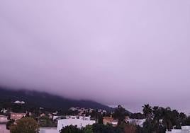Nubes sobre los acantilados de la cala del Moraig en Benitatxell en el mes de marzo.