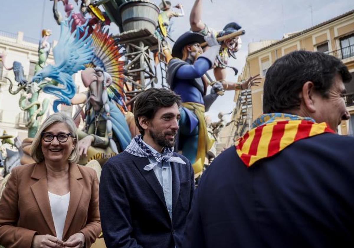 El secretario general de Ciudadanos (CS), Adrián Vázquez (c); la presidenta de CS en la Comunidad Valenciana, Mamen Peris, y el portavoz municipal, Fernando Giner (d); de visita en las Fallas.