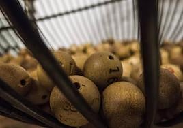 Bolas en el bombo de un bingo.