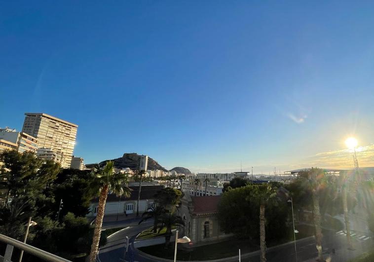 Alicante amanece con un sol radiante mientras espera chubascos en el interior