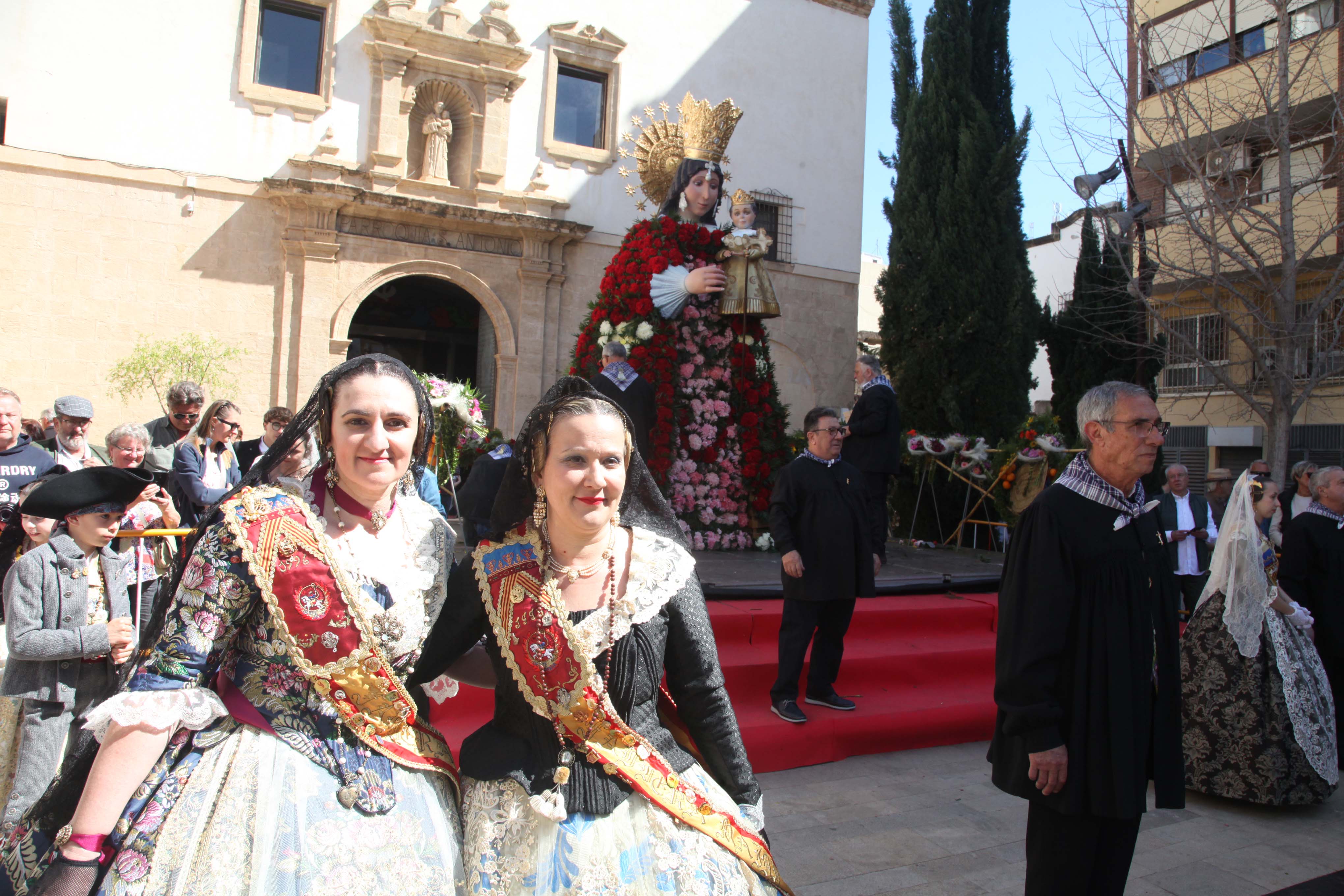 Las Fallas de Dénia se rinden ante la Mare de Déu dels Desamparats