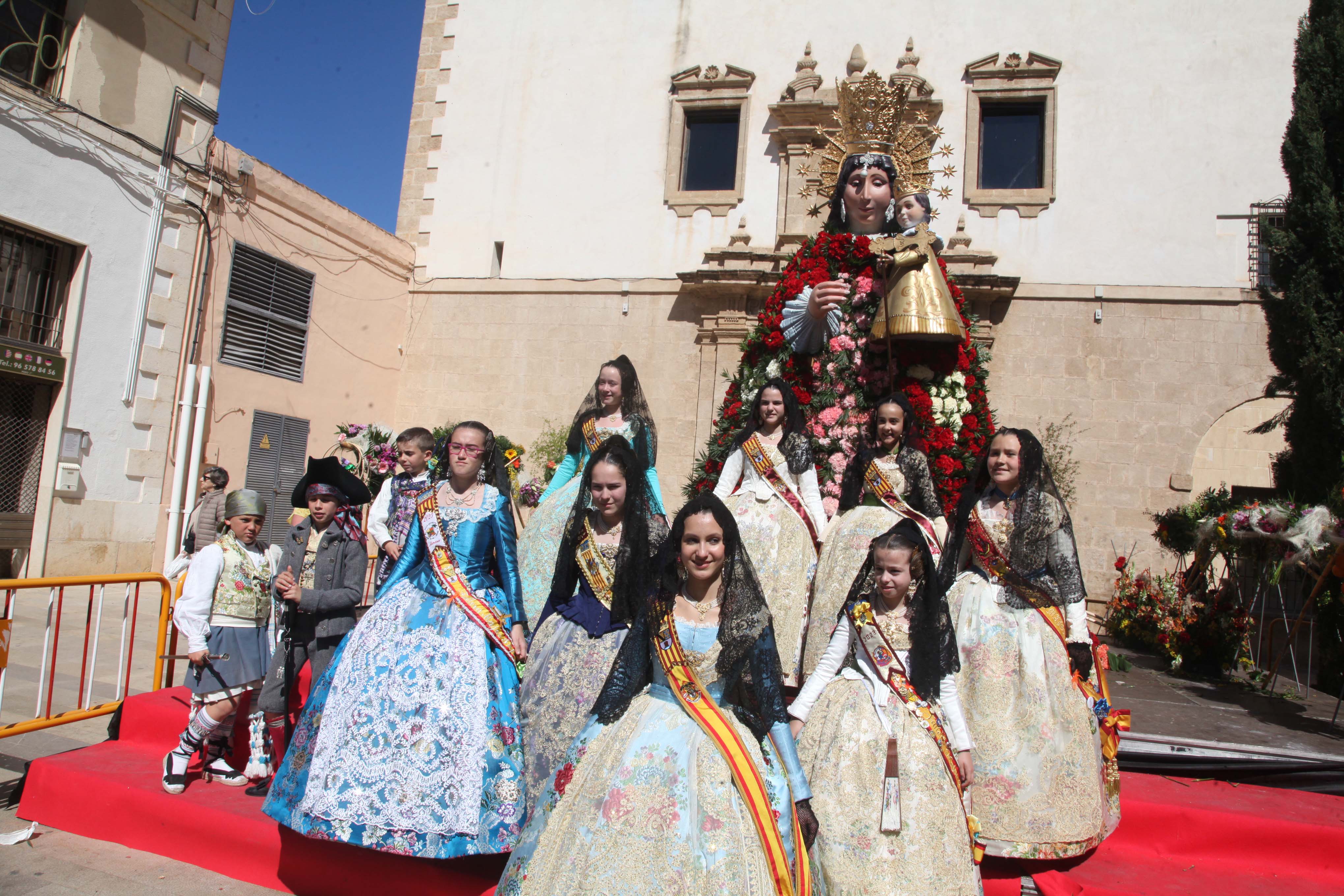 Las Fallas de Dénia se rinden ante la Mare de Déu dels Desamparats