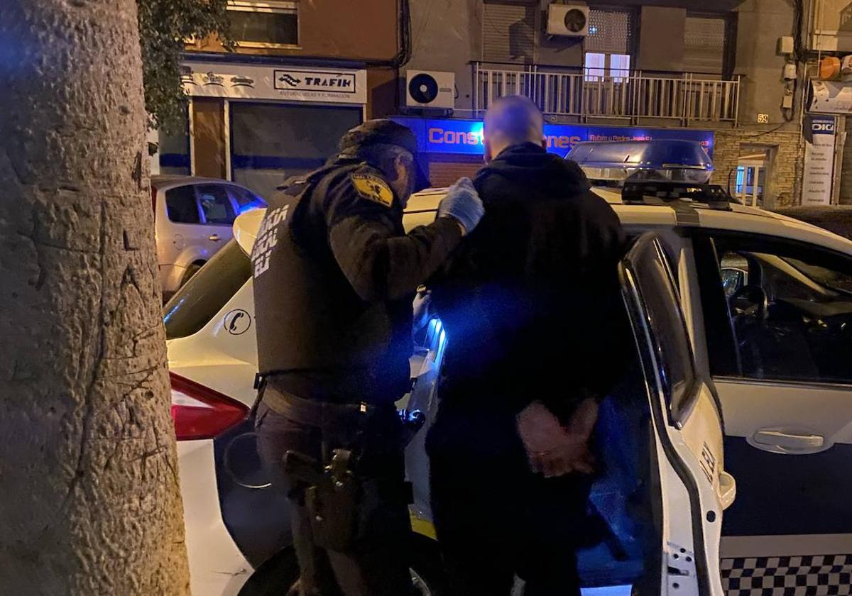 La Policía Local de Elche arresta a los dos jóvenes por llevar más de 400 gramos de marihuana