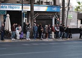 Colas en la parada del 23 de Alfonso el Sabio en el centro de Alicante.