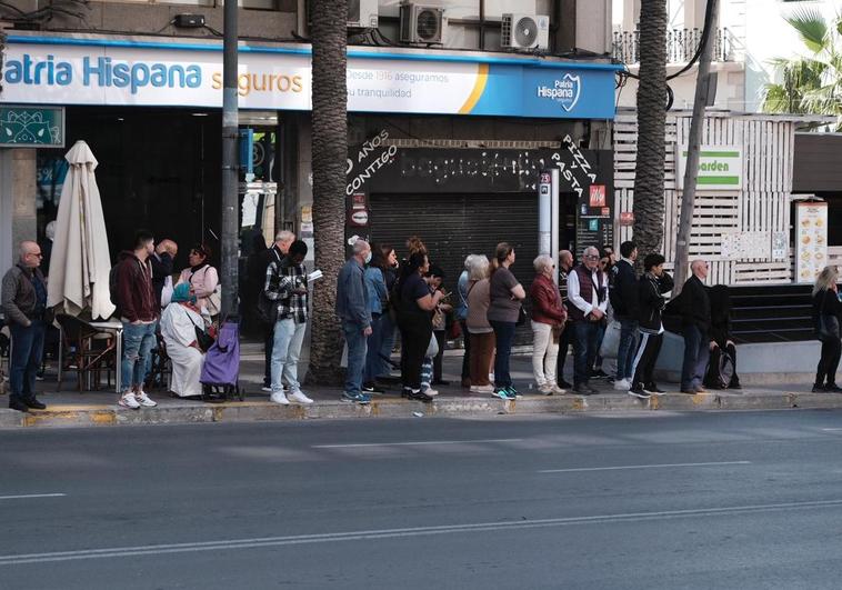 Colas de hasta dos horas en Alicante por la huelga de autobuses