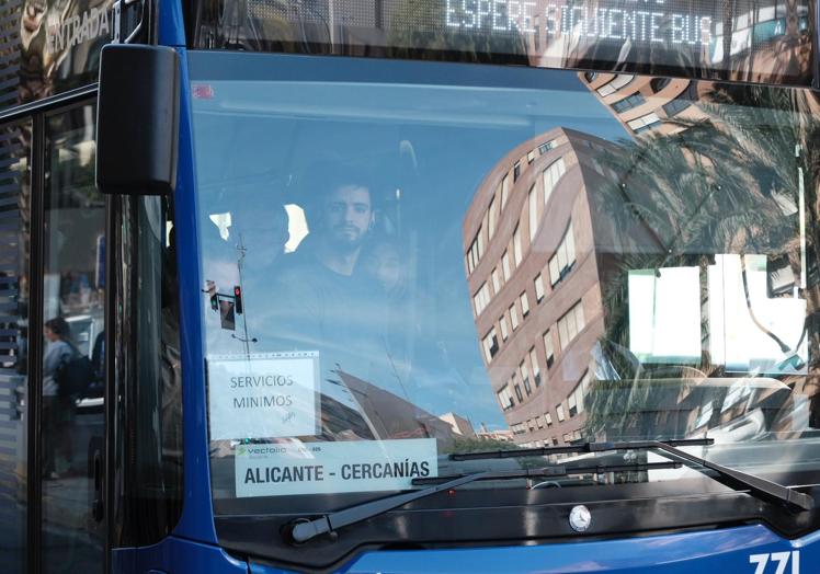 Imagen principal - Jornada de huelga de autobuses en Alicante