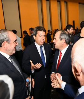 Imagen secundaria 2 - De izquierda a derecha: foto grupal de los presentes en el Data Board Ineca, el presidente de la diputación Carlos mazón con el director de estudios, Francisco Llopis, y Mazón junto a Carlos Baño