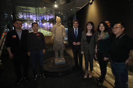 El presidente de la Diputación, Carlos Mazón; la diputada Julia Parra y los técnicos chinos, con una de las figuras de la exposición.