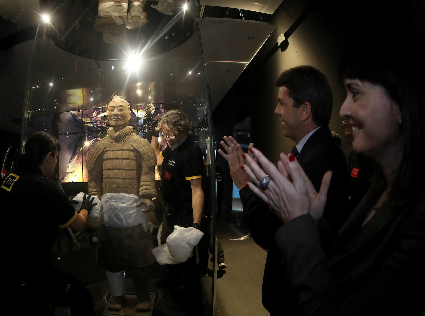 Imagen secundaria 2 - Proceso de desembalaje de las figuras de terracota.