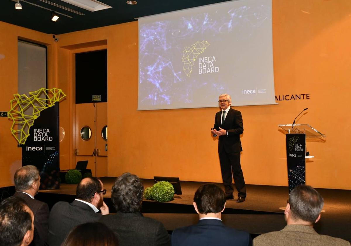 El director de estudios de Ineca, Francisco Llopis, durante la presentación del Data Board